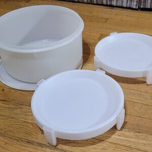 Vintage Tupperware cake/pie container with lid includes a divide a rack